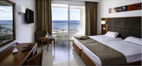 Double Room, Sea View | Minibar, in-room safe, desk, blackout drapes