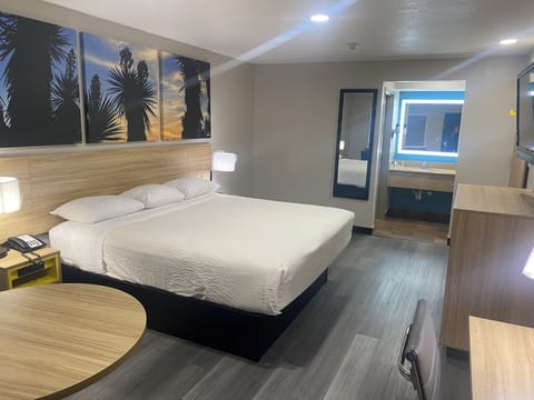 Room, 1 King Bed, Non Smoking | Pillowtop beds, desk, rollaway beds, free WiFi