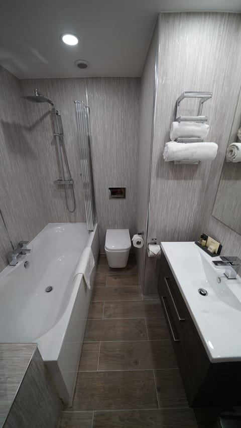 Combined shower/tub, free toiletries, hair dryer, towels