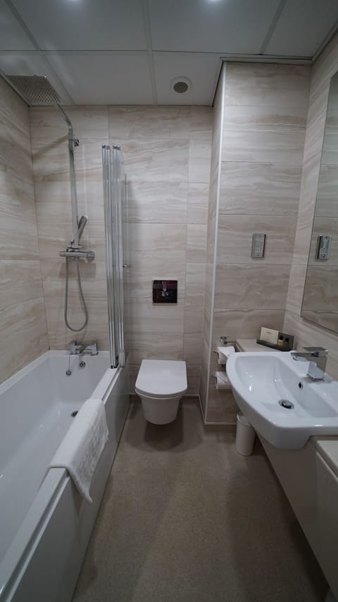 Combined shower/tub, free toiletries, hair dryer, towels