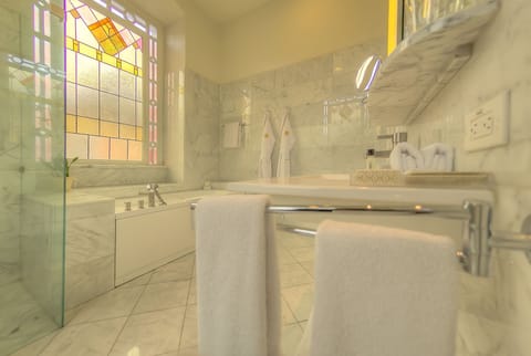 Junior Studio Suite, Balcony | Bathroom | Combined shower/tub, free toiletries, hair dryer, bathrobes