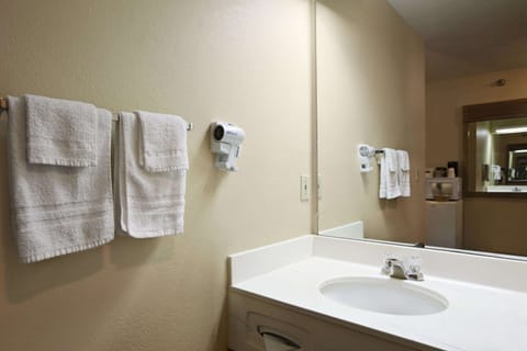 Combined shower/tub, free toiletries, hair dryer, towels