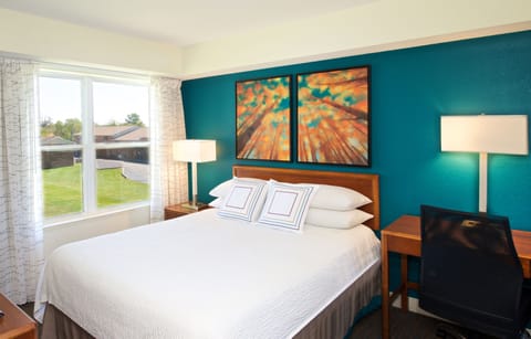 Premium bedding, in-room safe, desk, laptop workspace