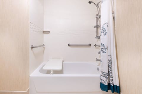 Combined shower/tub, free toiletries, hair dryer, towels