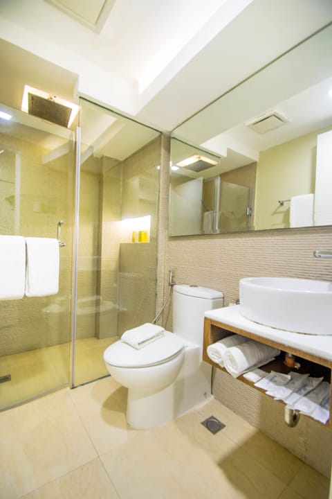 Junior Family Suite Pool View | Bathroom | Shower, free toiletries, hair dryer, slippers