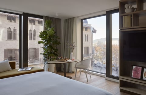 Studio ME + Suite Plaza Cataluña View | Premium bedding, minibar, in-room safe, blackout drapes