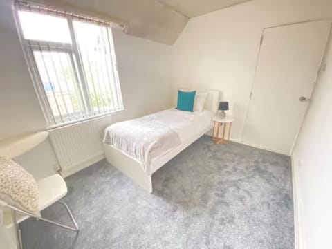 Comfort Single Room | Desk, soundproofing, free WiFi, bed sheets