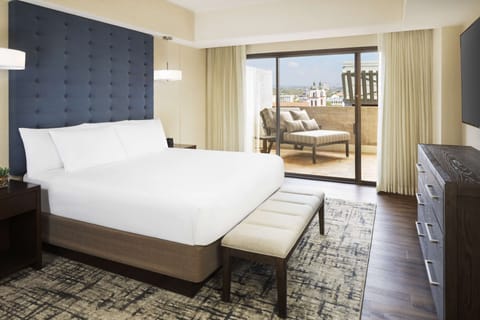 Premium bedding, in-room safe, desk, laptop workspace