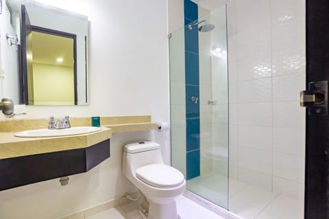 Standard Twin Room | Bathroom | Shower, free toiletries, towels, soap