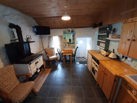 Cottage | Private kitchen | Fridge, oven, stovetop, electric kettle