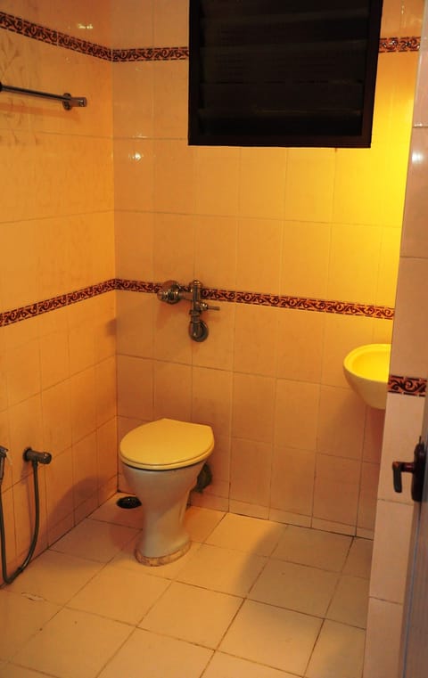 Superior Room | Bathroom | Combined shower/tub, free toiletries, towels