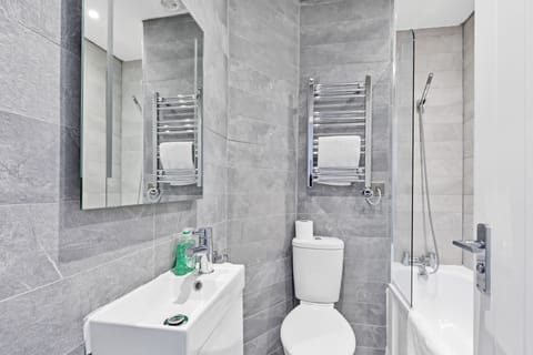 Apartment (2 Bedrooms) | Bathroom | Combined shower/tub, hair dryer, towels