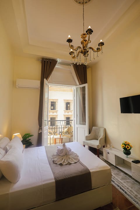 Deluxe Double or Twin Room, 1 Bedroom | Minibar, in-room safe, individually decorated, individually furnished