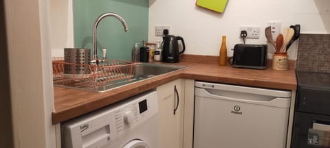 Exclusive Apartment, Ensuite, Garden View (Family) | Private kitchen