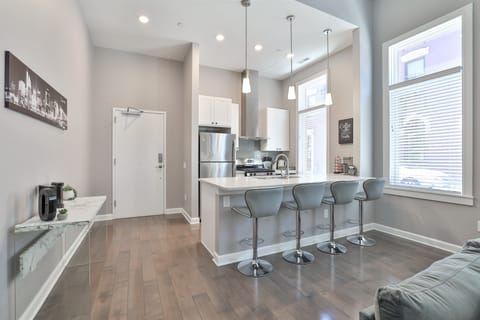 kitchen island w/ adjustable barstools