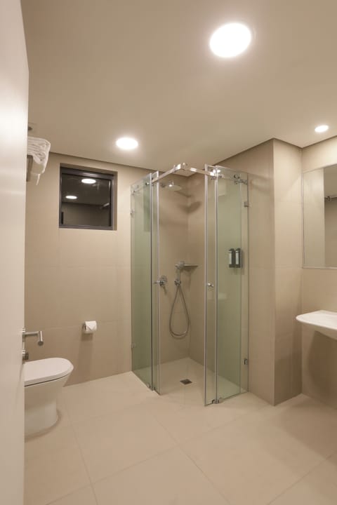 Deluxe Room | Bathroom | Shower, hydromassage showerhead, designer toiletries, hair dryer