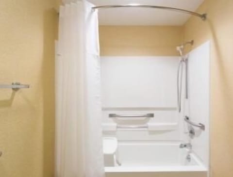 Combined shower/tub, free toiletries, hair dryer, towels