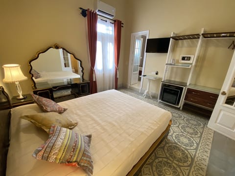 Deluxe Double Room | Minibar, in-room safe, blackout drapes, WiFi