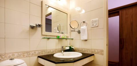 Executive Double Room | Bathroom | Shower, soap, shampoo, toilet paper