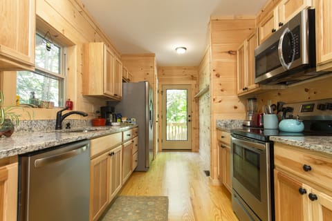 Modern kitchen, granite ,xtra storage, dishwasher, big fridge, microwave & stove