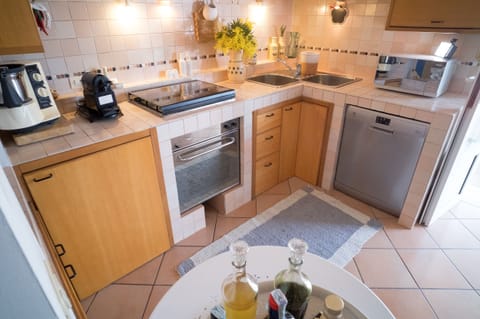 Deluxe House | Private kitchen | Fridge, stovetop, coffee/tea maker, cookware/dishes/utensils