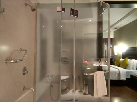 SUITE ROOM: INCLUDES AIRPORT PICK UP AND DROP  | Bathroom | Shower, free toiletries, hair dryer, bathrobes