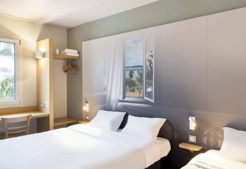 Triple Room, Non Smoking | Desk, soundproofing, free WiFi, bed sheets