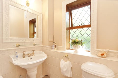 Standard Cottage, Shared Bathroom | Bathroom | Free toiletries, hair dryer, towels
