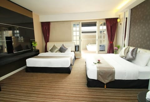Junior Family Suite with Bathtub | In-room safe, iron/ironing board, free WiFi