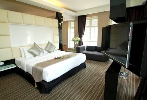 Deluxe Double Suite with Bathtub | In-room safe, iron/ironing board, free WiFi