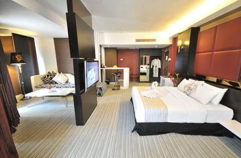 Celebration Double Suite with Bathtub | In-room safe, iron/ironing board, free WiFi