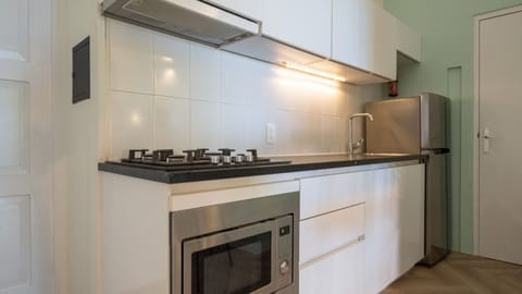 Comfort Studio | Private kitchen | Full-size fridge, microwave, stovetop, coffee/tea maker