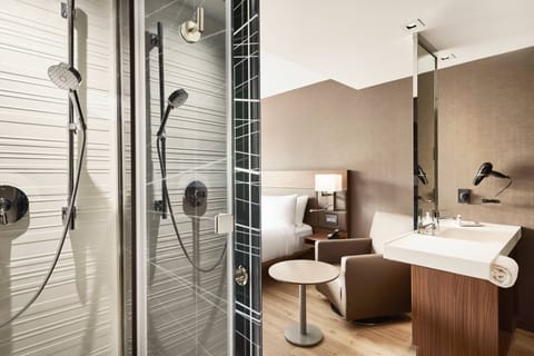 Room, 1 King Bed | Bathroom | Rainfall showerhead, free toiletries, hair dryer, towels
