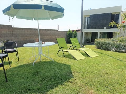 Cómodos camastros y sombrilla para que disfrutes