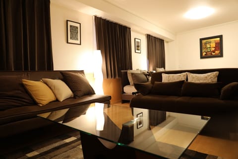 Apartment, Non Smoking (801) | Individually decorated, desk, iron/ironing board, free WiFi