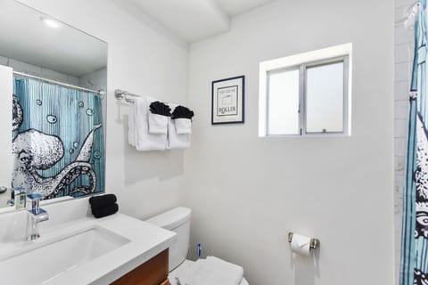 Luxury Studio Suite | Bathroom | Hair dryer, towels, soap, shampoo
