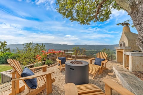 enjoy breakfast or glass of wine around the fire pit.  pizza oven + view
 
