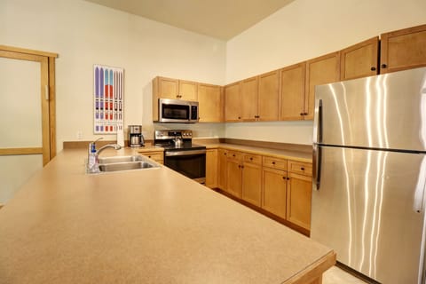 Condo, 1 Bedroom | Private kitchen | Fridge, microwave, oven, coffee/tea maker