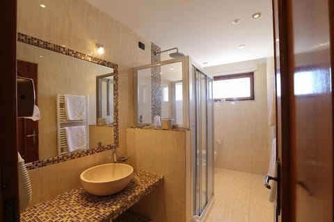 Deluxe Double or Twin Room, 1 Bedroom | Bathroom | Bathtub, towels