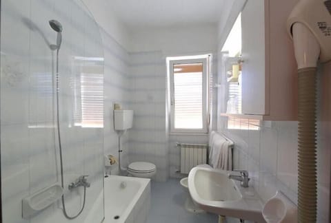 Standard Double or Twin Room | Bathroom | Bathtub, towels