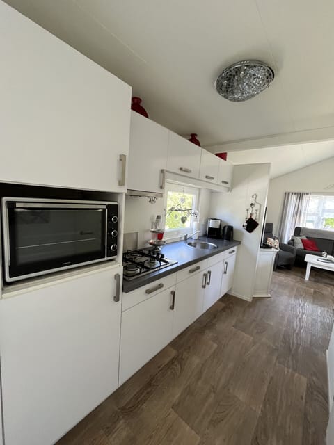 the kitchen with microwave, fridge and freezer and other kitchen facilities Campingplatzes Zandput 490 - EEZZ