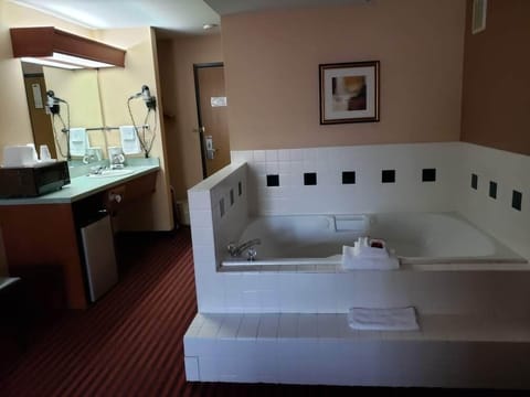 Room, 1 King Bed, Non Smoking, Jetted Tub | Jetted tub