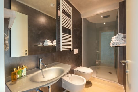 Superior Suite | Bathroom | Shower, free toiletries, hair dryer, bidet