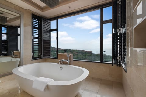 2 Bedroom Penthouse | Bathroom | Separate tub and shower, rainfall showerhead, free toiletries