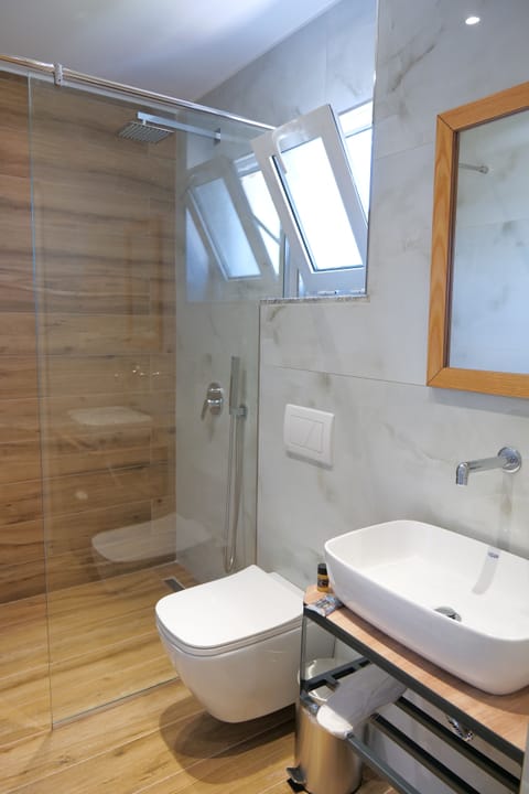 Standard Triple Room | Bathroom | Shower, slippers, towels