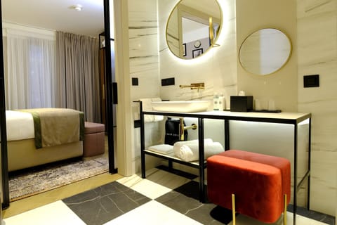 Suite, 1 Queen Bed | Minibar, in-room safe, desk, soundproofing