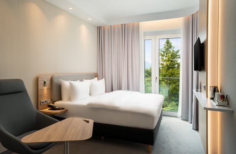 Standard Room, 1 Queen Bed, Mountain View | Hypo-allergenic bedding, in-room safe, desk, laptop workspace
