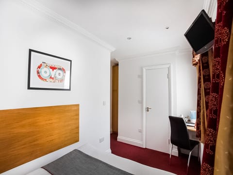 Classic Double Room | In-room safe, iron/ironing board, free WiFi, bed sheets