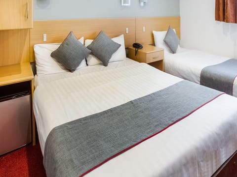 Deluxe Triple Room | In-room safe, iron/ironing board, free WiFi, bed sheets