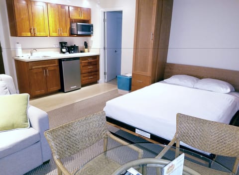 Deluxe Room, 1 Bedroom | Living area | 43-inch LCD TV with cable channels, TV